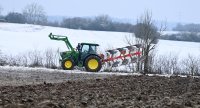 Landwirtschaft, Schmuckbild: Pfluegen bei Frost