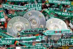 Fussball 1. Bundesliga: Fans vom SV Werder Bremen mit Meisterschale