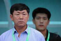 FUSSBALL INTERNATIONAL: Trainer Kim Jong Hun (Nordkorea)