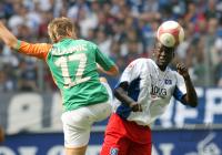 Fussball 1. Bundesliga: Hamburg - Bremen, Zweikampf