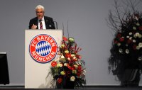 Fussball 1. Bundesliga : Prof. Dr. Fritz Schererer (FC Bayern Muenchen)