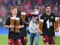 Fussball 1. Bundesliga Saison 21/22: JUBEL FC Bayern Muenchen feiert die 32. Meisterschaft
