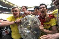 Fussball 1. Bundesliga : Marcel Schmelzer, Nuri Sahin, Mats Julian Hummels (v. li., Borussia Dortmund)  jubel mit Schale