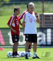 Fussball 1. Bundesliga: Rafinha,  Trainer Jupp Heynckes  (v. li., FC Bayern Muenchen)