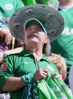 Fussball 1. Bundesliga 08/09   VfL Wolfsburg  Fan mit Schale