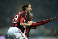 FUSSBALL SERIE A: (v. li.) JUBEL Cassano Antonio auf Clarence Seedorf (AC Mailand)