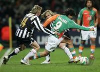 Fussball CL: Bremen - Turin, Zweikampf
