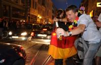FUSSBALL WM 2010, Fans feiern in Bremen auf der Strasse