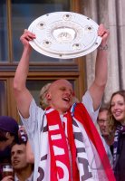 Fussball:  Carsten Jancker jubelt mit der Meisterschale
