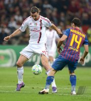 FUSSBALL INTERNATIONAL  CHL Viertelfinale 11/12: Zlatan Ibrahimovic (li, AC Mailand) gegen Javier Mascherano (Barca)