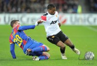 Fussball CHL  Saison 2011/2012: Fabian Frei (li, FC Basel) gegen Patrice Evra (Manchester United FC)