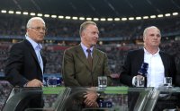 Fussball CHL  Saison 2011/2012: Ehren Praesident Franz Beckenbauer, Vorstandsvorsitzender Karl Heinz Rummenigge, Praesident Uli Hoeness (v. li., FC Bayern Muenchen)