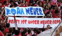 Fussball 1. Bundesliga : BAYERN FANS MIT einem Banner, KOAN NEUER  Thomas KRAFT IST UNSER SEPP , Torwart Manuel Neuer (FC Schalke 04)