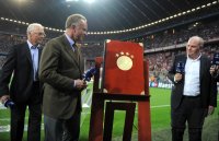 Fussball CHL  Saison 2011/2012: Ehren Praesident Franz Beckenbauer, Vorstandsvorsitzender Karl Heinz Rummenigge, Praesident Uli Hoeness (v. li., FC Bayern Muenchen)