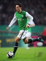 FUSSBALL, DFB POKAL, ACHTELFINALE: WERDER, OEZIL Einzelaktion