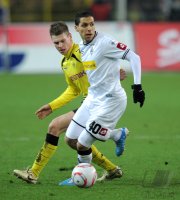 Fussball 1. Bundesliga  Saison 2010/2011: Sven Bender (li, Borussia Dortmund) gegen Karim Matmour (re, Borussia Moenchengladbach)