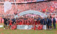 Fussball, 1. Bundesliga  Saison 16/17: Jubel FC Bayern Muenchen mit Schale