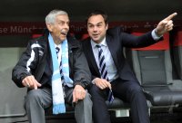 Fussball 2. Bundesliga:  InFussball 2. Bundesliga:  (v. li.) Praesident Dieter Schneider mit Manager Robert Schaefer  (TSV 1860 Muenchen)