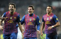 FUSSBALL International  COPA DEL REY  11/12:  JUBEL Cesc Fabregas (li.) mit Lionel Messi und Alexis Sanchez (v. li. Barca)