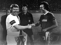 Fussball Helmut HALLER (FC Augsburg) und Franz BECKENBAUER (FC Bayern Muenchen)