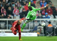 Fussball 1. Bundesliga, Saison 2011/2012: Arjen Robben (li, FC Bayern Muenchen) gegen Mario Mandzukic (VfL Wolfsburg)