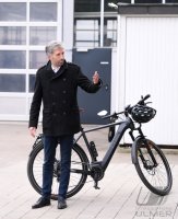 Oberbuergermeister Palmer hat die groesste Photovoltaikanlage Tuebingens offiziell in Betrieb genommen