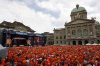 FUSSBALL EURO 2008: Niederlaendische Fans bevoelkern die Fanzone in Bern