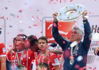 Fussball, 1. Bundesliga  Saison 16/17: Jubel FC Bayern Muenchen mit Schale
