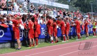 Fussball 1. Bundesliga Saison   2011/2012 : Das Team vom FC Bayern Muenchen schreibt fuer die Fans Autogramme