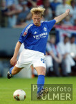Liga-Pokal: Schalke 04 - Leverkusen, POULSEN am Ball