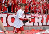 Fussball 1. Bundesliga : Jubel mit Champagner Thomas Mueller (FCB)