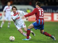 2. Fussball Bundesliga : Paul Verhaegh (li, FC Augsburg) gegen Adam Bodzek (re, Duesseldorf)