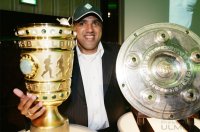 DFB Pokal Finale: Bremen - Aachen, AILTON mit Schale und Pokal auf dem Banket
