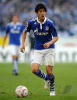 Fussball: 1. Bundesliga Saison 2010/2011: FC Schalke 04, UCHIDA Einzelaktion