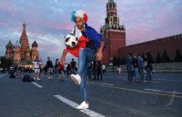 FUSSBALL WM 2018: Schmuckbild, ein franzoesischer Fan spielt Fussball auf dem Roten Platz