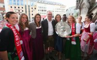 Fussball 1. Bundesliga  Meisterfeier FC Bayern Muenchen 14/15