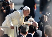 Rom Generalaudienz;  Papst Franziskus I. mit einer Geburtstagstorte