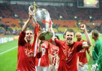 Fussball CHL  FINALE 2008   Carrick und O Shea (ManU) mit CHL Pokal