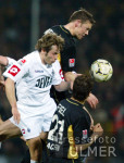 Fussball DFB-Pokal: Aachen - Gladbach, Zweikampf