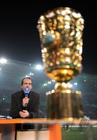 Fussball DFB Pokal 11/12 :  Mehmet Scholl neben dem POKAL