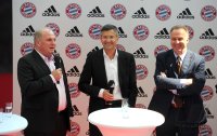 Fussball 1. Bundesliga : Praesident Uli Hoeness, Vorstandsvorsitzender adidas AG Herbert Hainer,  Vorstandsvorsitzender Karl - Heinz Rummenigge (v. li., FC Bayern Muenchen)