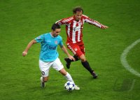 Fussball Champions League  Saison 2010/2011: Roberto De Zerbi (li, CFR 1907 Cluj) gegen Andreas Ottl (re, FC Bayern Muenchen)