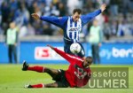 Fussball 1. Bundesliga: Berlin - Leverkusen, Zweikampf