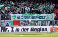 Fussball 1. Bundesliga : SV Werder Bremen Fans mit einem Banner der Fans KLASSENERHALT