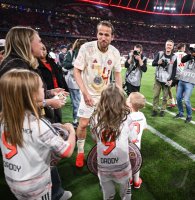 Fussball 1. Bundesliga 24/25: FC Bayern Muenchen feiert die 34. Deutschen Meisterschaft