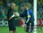 FUSSBALL Weltmeisterschaft  Kahn und  Schiedsrichter Collina (ITA)