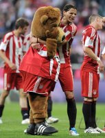 Fussball 1. Bundesliga :  Daniel van Buyten (FC Bayern Muenchen) mit Maskottchen Bernie