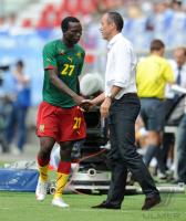 FUSSBALL INTERNATIONAL: Trainer Paul Le Guen mit Vincent ABOUBAKAR (Kamerun)