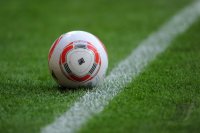 Fussball 1. Bundesliga : ADIDAS BALL Torfabrik an der Seitenlinie
