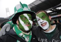 Fussball: 1. Bundesliga Saison 2010/2011: Bunt bemalte Werder Fans